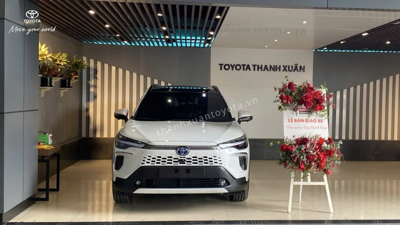 khach hang nhan ban giao xe toyota tai toyota thanh xuan