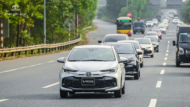 Toyota Vios cũ bền bỉ, tiết kiệm nhiên liệu trên phố Hà Nội.