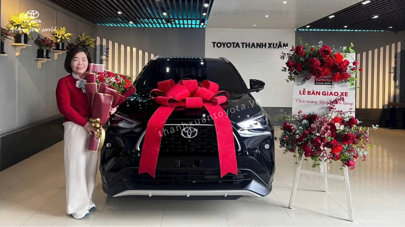 Khách hàng nhận xe Toyota Yaris Cross tại Toyota Thanh Xuân