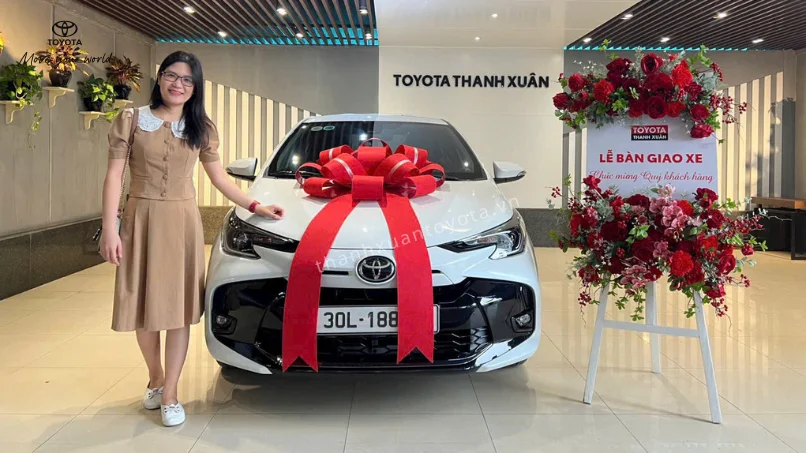 Khách hàng tìm hiểu Vios tiết kiệm không tại showroom Toyota Thanh Xuân