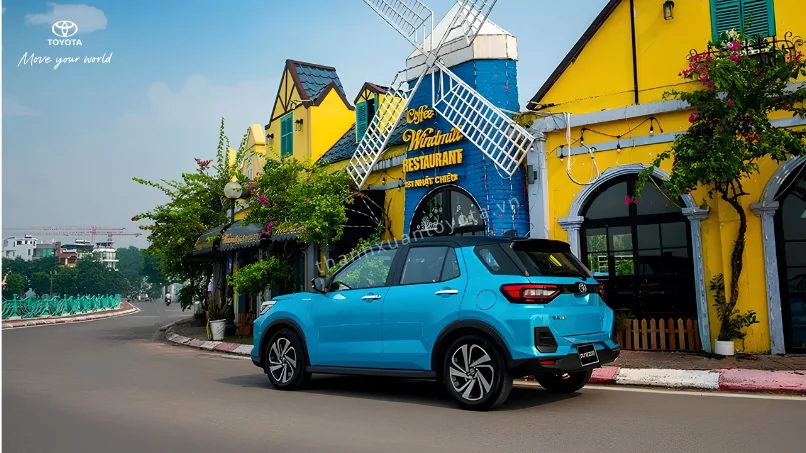 Ngoại thất xe Toyota Raize Turbo màu phối kép năng động di chuyển trên đường phố Hà Nội