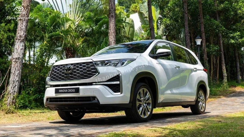 Tổng thể thiết kế ngoại thất thế hệ mới và giá innova cross lăn bánh tại Hà Nội