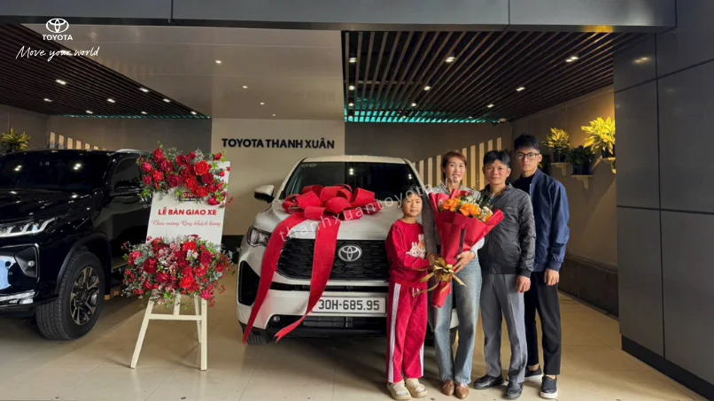 Lễ bàn giao xe sẵn hàng giao ngay với giá innova cross ưu đãi tại Toyota Thanh Xuân