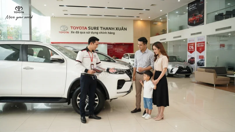 Khách hàng tìm hiểu thông tin và đánh giá xem hệ thống Toyota Sure có tốt không