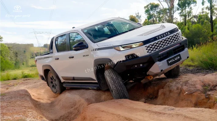 Xe bán tải bán tải toyota hilux 2026 thể hiện khả năng vận hành vượt địa hình đồi núi