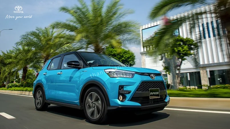 Xe Toyota Raize Turbo di chuyển linh hoạt và tiết kiệm nhiên liệu trong phố cổ Hà Nội