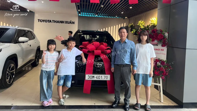Khách hàng trải nghiệm lái thử xe Toyota Corolla Cross trực tiếp trước khi xuống tiền