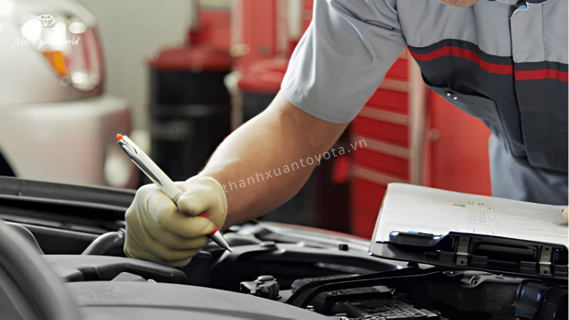 Tư vấn khách hàng kiểm tra lịch sử bảo dưỡng xe toyota trực tiếp tại Toyota Thanh Xuân
