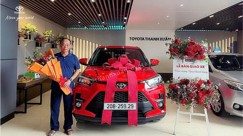 Gia đình trẻ trải nghiệm xe Toyota Raize Turbo đi dã ngoại ngoại ô Hà Nội cuối tuần