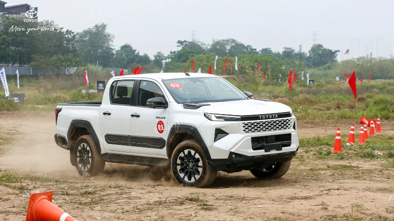 Mẫu xe bán tải toyota hilux 2026 di chuyển thực tế trên đường phố Hà Nội