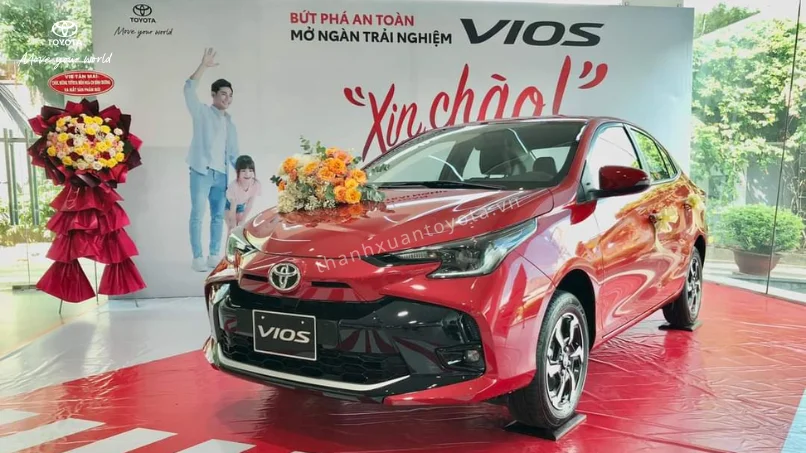 Xe Vios 2026 màu đỏ sang trọng trưng bày tại showroom Toyota Thanh Xuân Hà Nội